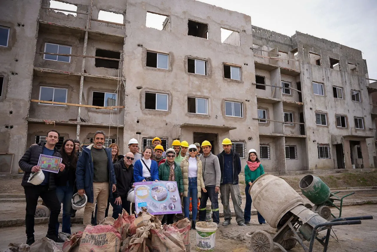MAYRA-SUPERVISO-EL-AVANCE-DE-OBRAS-DE-VIVIENDAS-5