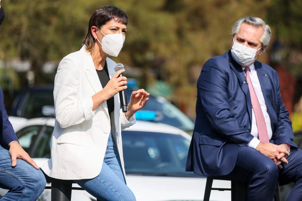 Mayra-y-Alberto-en-entrega-de-moviles-y-llegada-de-mil-gendarmes-2