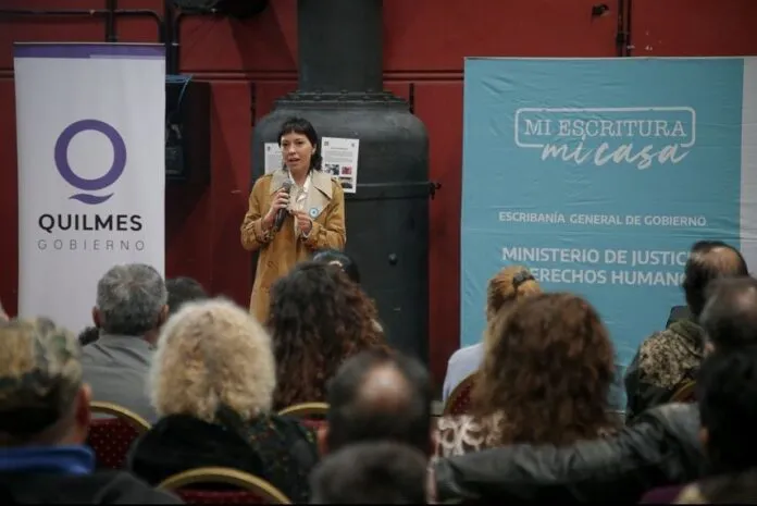 Mayra-firma-100-escrituras-696x465