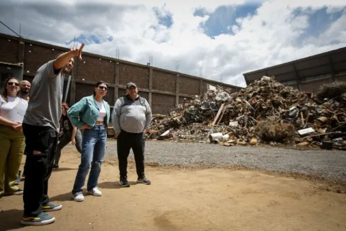 Mayra-recorrio-la-empresa-Metal-Solver-de-Solano-696x464