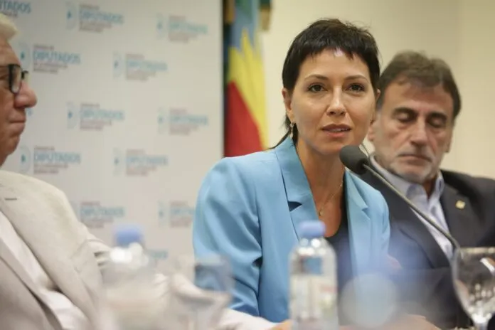 Mayra-destaco-el-proyecto-que-promueve-crear-un-comite-de-evaluacion-y-seguimiento-de-la-cuenca-de-los-arroyos-San-Francisco-Las-Piedras-696x464